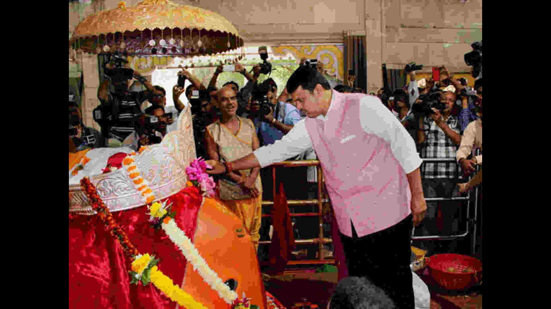 Devendra Fadnavis Offers Prayers at Shree Siddhivinayak Temple Ahead of Swearing-In Ceremony