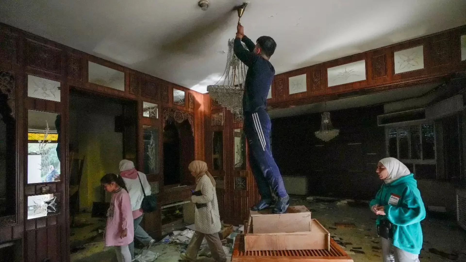 Syrian Rebels Loot Assad’s Palaces As He Flees, Marking End Of His Dynasty | Watch