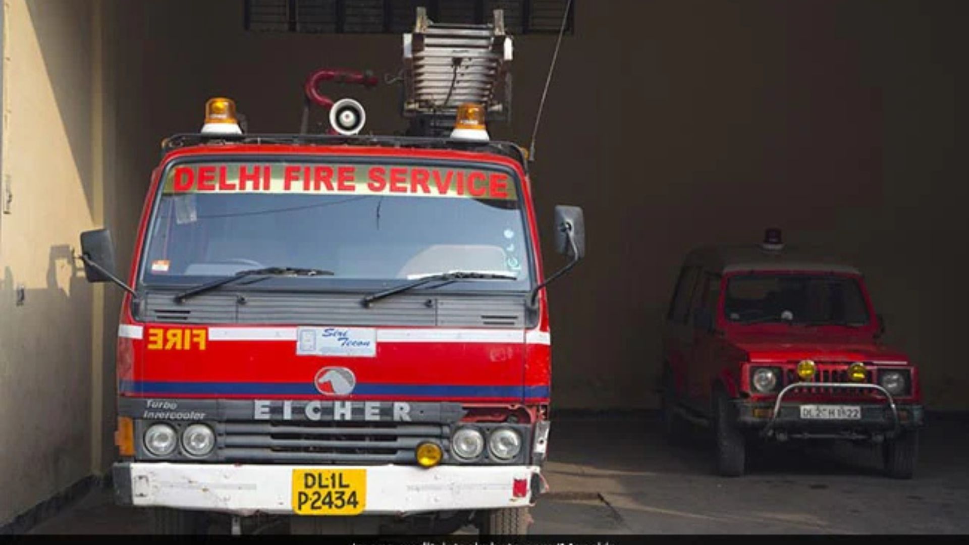 Delhi: Roof Collapse Breaks Cooking Gas Pipeline, Injures Six Family Members