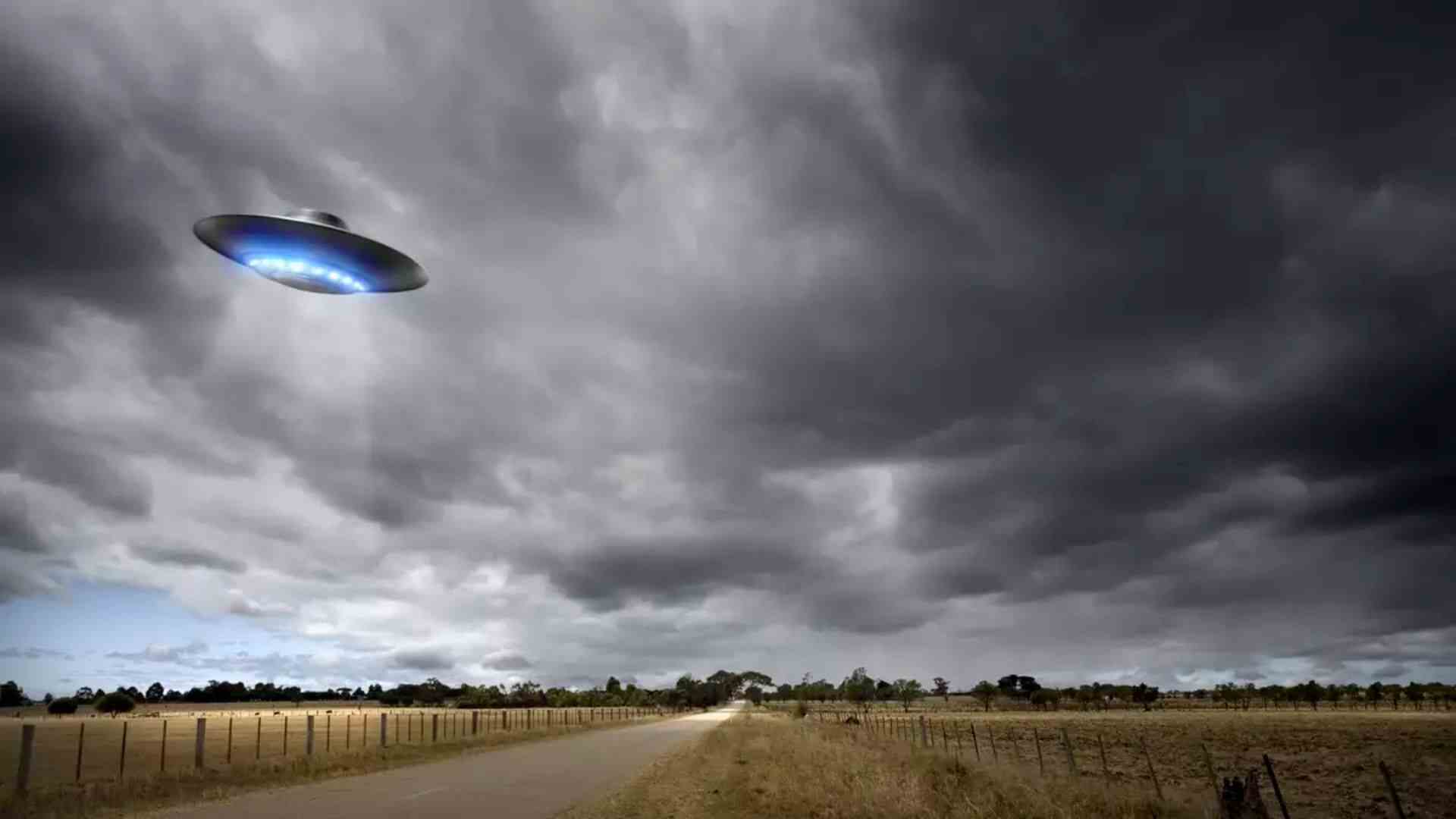 Mysterious UFO Sightings Across the World Creates Social Media Buzz | WATCH