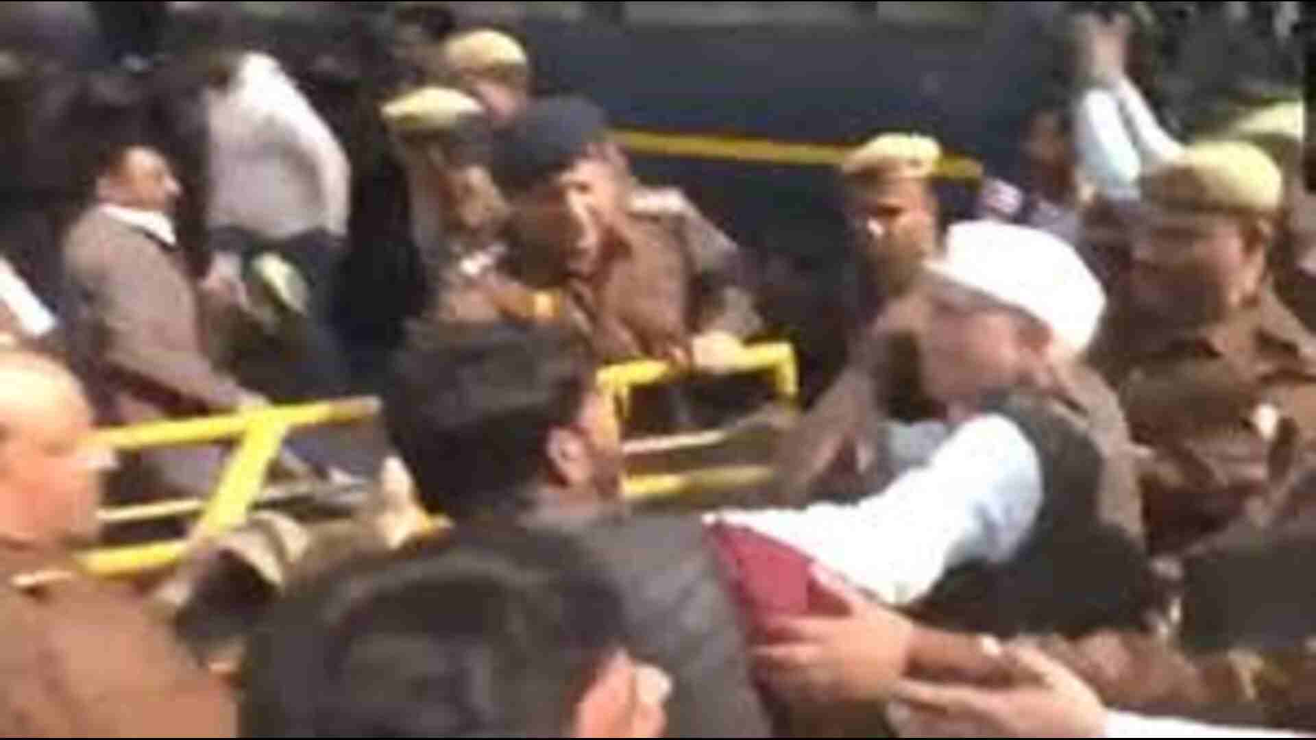 Scuffle Erupts Between UP Police and Congress Leaders Outside Lucknow Office